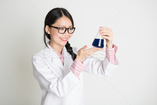 亞洲的 女 生物化學 學生 液體 樣品 商業照片 © szefei