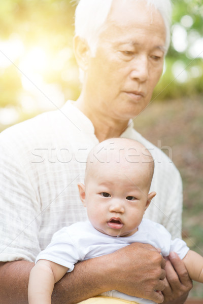 Nagyapa elvesz törődés unoka baba szabadtér Stock fotó © szefei