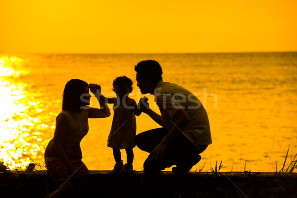 Stock foto: Asian · Familie · Freien · Sonnenuntergang · Strand · Silhouette