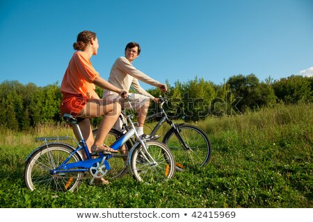 Stock foto: As · Mädchen · und · der · Mann · fahren · an · einem · sonnigen · Tag · Fahrrad