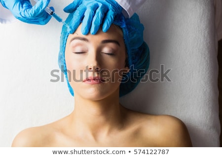 Foto d'archivio: Woman Receiving Botox Injection On Her Forehead