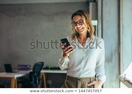 Foto stock: Ulher · com · um · telefone · celular