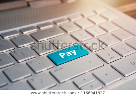 Foto d'archivio: Online Trading - Clicking Blue Keyboard Button