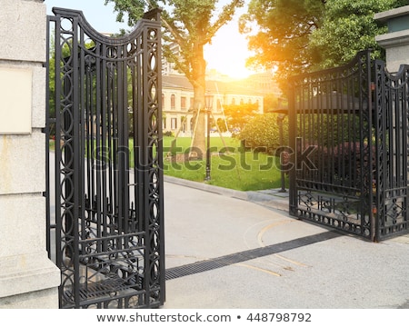 Foto stock: Uerta · metálica · en · la · entrada · del · hotel.