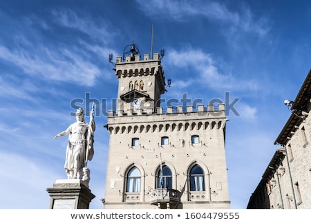Foto stock: Statue Of Liberty In Front Of Public Palace In San Marino