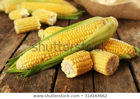 Foto d'archivio: Sweet Corn On The Table