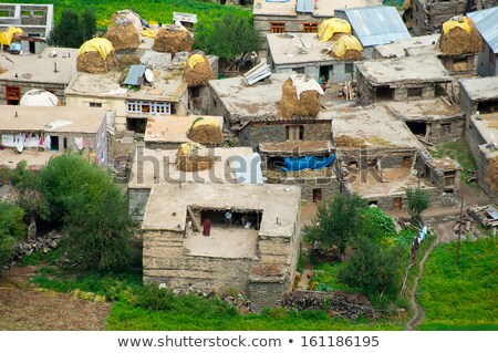Foto stock: Small Indian Village Hidden In Himalaya Mountains India