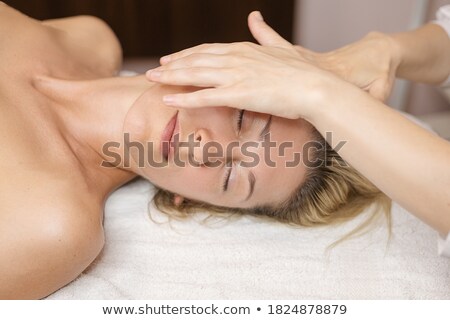 Foto d'archivio: Beatiful Young Woman Relaxing Wellness Massage At Spa Salon Face