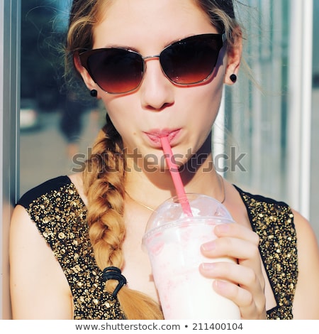 Stockfoto: Etro · Vrouw · Die · Aardbeimilkshake · Drinken