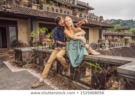 Foto stock: Happy Couple In Love In Abandoned And Mysterious Hotel In Bedugul Indonesia Bali Island Honeymoon