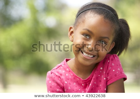 Foto stock: 5 Years Old Girl In The Grass