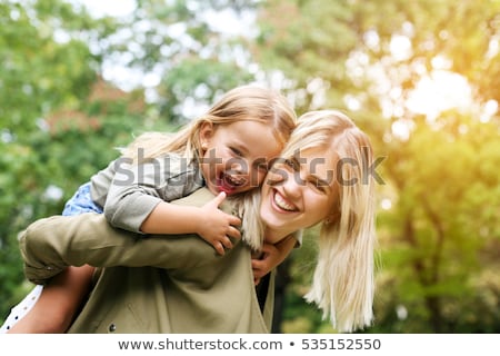 Foto stock: Obre · as · crianças · nas · costas · dos · pais