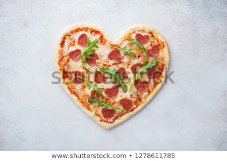 Foto d'archivio: Heart Shaped Pizza With Tomatoes And Mozzarella