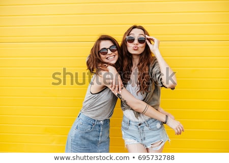 Foto stock: Ulher · jovem · em · pé · na · praia