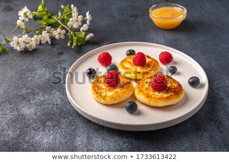 Zdjęcia stock: Vanilla And Honey Cheesecake On A Blue Ceramic Plate