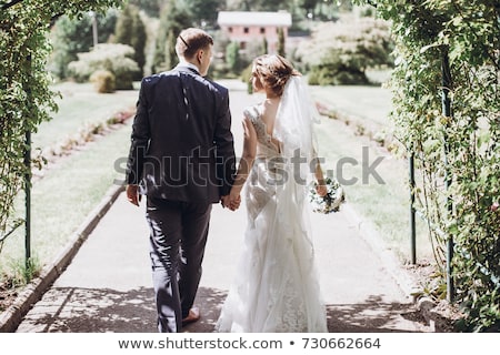 Foto d'archivio: Happy Bride And Groom Walking