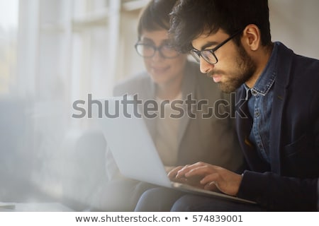 Stock foto: Wei · nahöstliche · Geschäftsleute · und · eine · Frau · neben · einem · Laptop