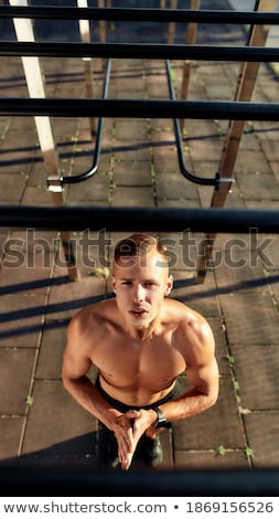 Foto d'archivio: Athlete Trains On Sport Apparatus