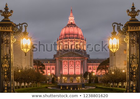 Foto d'archivio: San Francisco City Hall Illuminated In Amber In Thanksgiving Eve