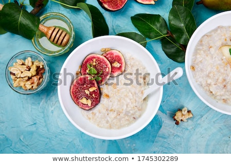 Foto stock: A Bowl Of Porridge With Figs Slices And Walnuts