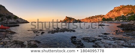 Foto d'archivio: Sunrise At The Coast Of Taormina