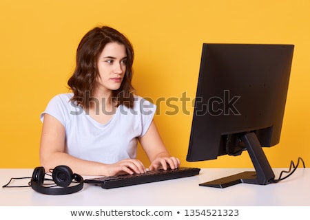 Stockfoto: Onge · Zakenvrouw · Met · Laptop · Op · De · Vloer · Op · Witte · Achtergrond · Studio