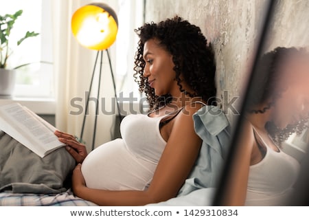 Foto d'archivio: Pregnant Woman Reading Book