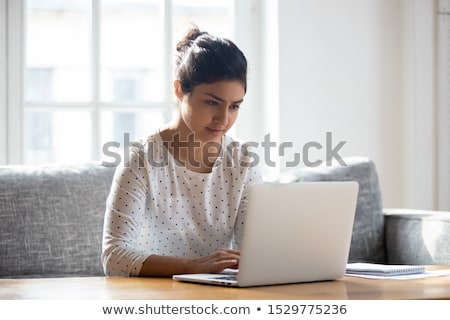 Zdjęcia stock: Research Message On Notebook