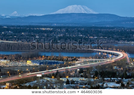 Foto stock: Interstate 205 Freeway Over Columbia River Blue Hour
