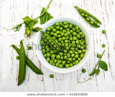 Foto stock: Fresh Peas In Pod And Bowl