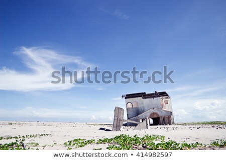 Foto d'archivio: Old Abandoned House In The Middle Of Nowhere