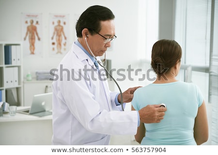 Foto d'archivio: Doctor Listening To A Patients Breathing