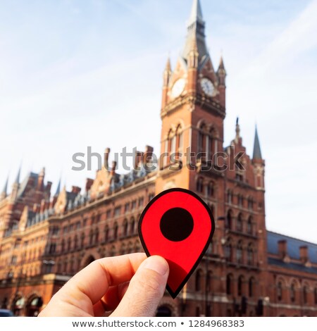 Stockfoto: Man With A Red Marker In London St Pancras Station