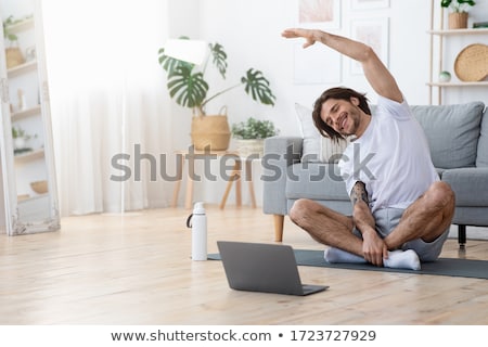 [[stock_photo]]: Omme · de · yoga · sur · le · sol