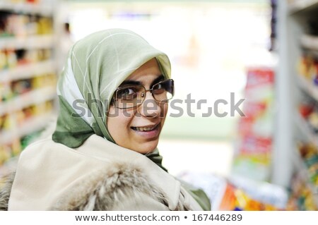 Uma mulher do Oriente Médio em um shopping Foto stock © Zurijeta