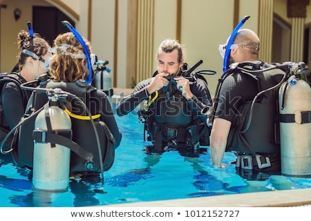 Foto stock: Diving Instructor And Students Instructor Teaches Students To Dive