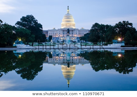 Foto d'archivio: Us Capitol Building Dome Illuminated At Night Washington Dc