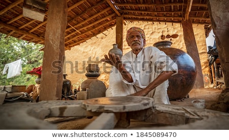 Stockfoto: Potter At Work Makes Ceramic Dishes India Rajasthan