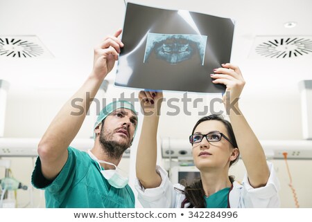 Foto stock: Doctor And Nurse Examining An Xray