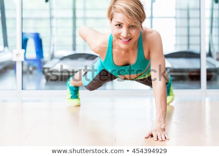 Stockfoto: Young Bodybuilder Doing One Armed Push Ups