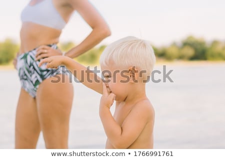 Foto d'archivio: Mother And Child Touch Noses In River
