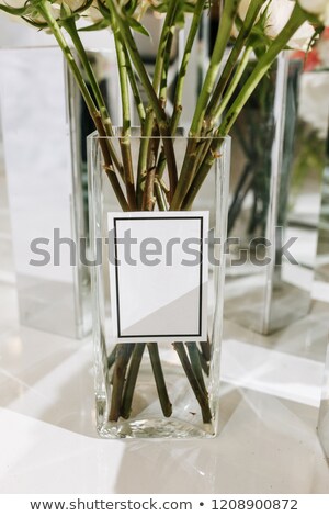 [[stock_photo]]: N · bouquet · de · roses · dans · un · vase · en · verre · avec · note