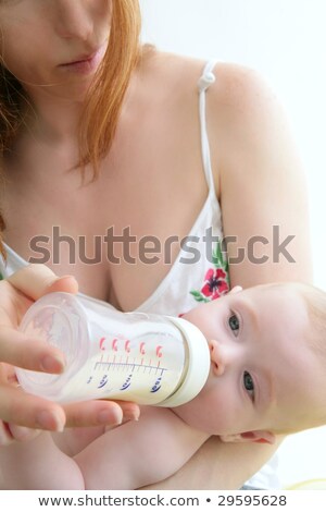 Matka Rude Dające Mleko Na Butelkę Dla Dziecka Zdjęcia stock © lunamarina