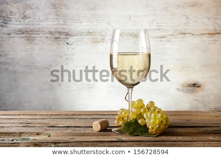 Zdjęcia stock: White Wine In A Glass And Grapes