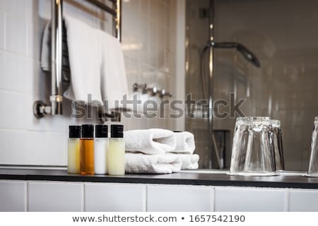 Foto stock: Hotel Amenities Kit Spa Soap Shampoo Towels