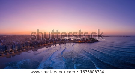 Foto stock: Gijon Skyline Sunset In San Lorenzo Beach Asturias