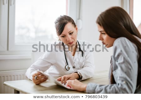 Foto d'archivio: Doctor Giving A Consultation Discussing To Patient And Explainin