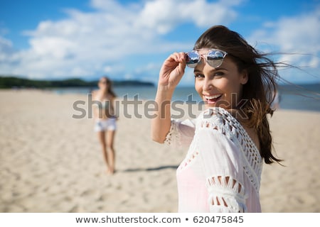 [[stock_photo]]: Elle · femme · au · bord · de · la · mer