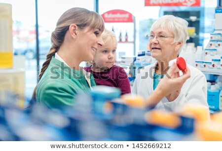 Foto stock: Friendly Pharmacist Mother And Child Having Fun In Pharmacy