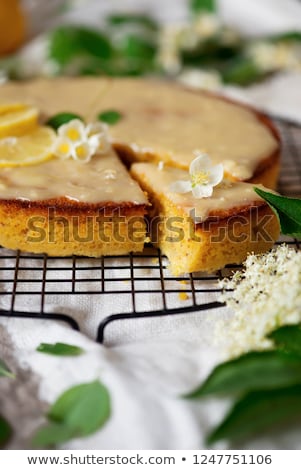 Foto stock: Lemon Polenta Cake Elderflower White Chocolate Ganache